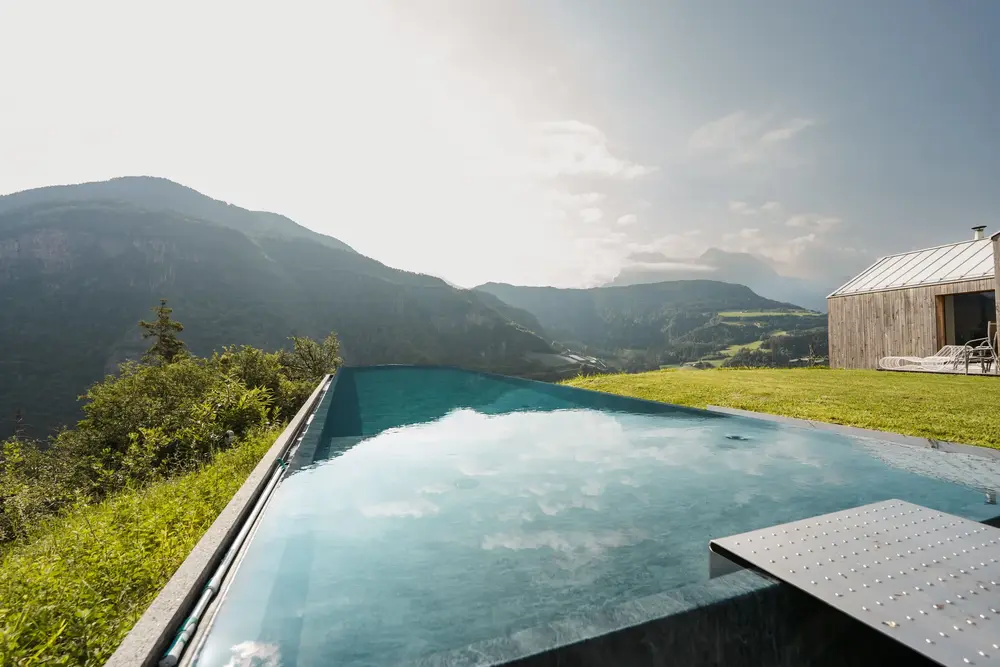Infinity Pool und Bergpanorama