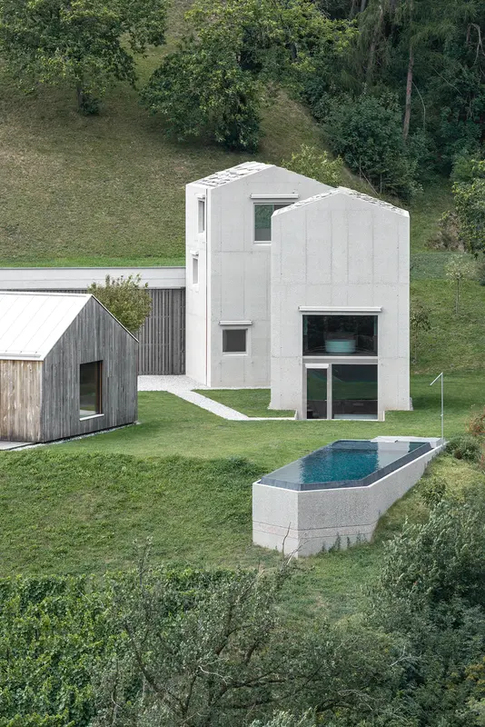 Türme und Infinity Pool aus der Vogelperspektive
