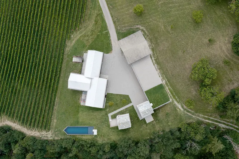 Hof, Weinberg, Türme und Pool aus der Luft