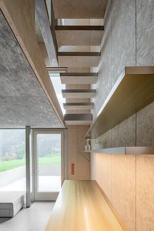 Blick entlang der offenen Treppe