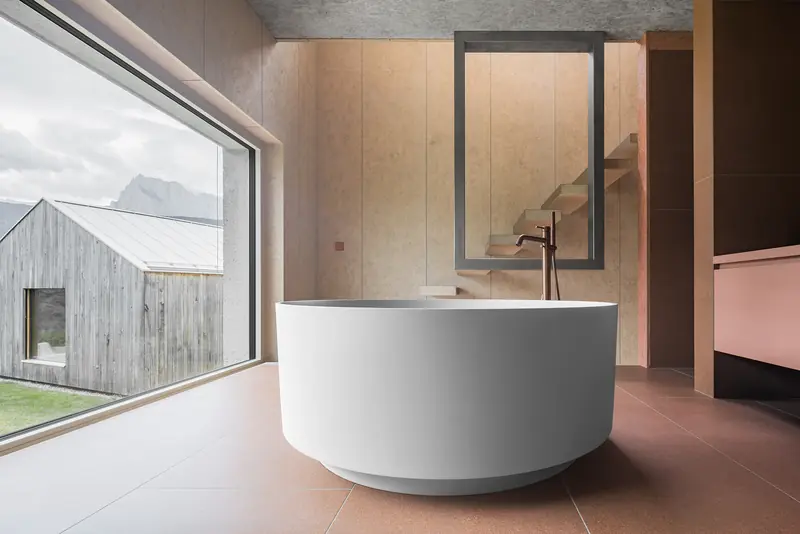 Freistehende Badewanne mit Blick nach draußen