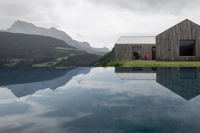 Infinity Pool und Hof in ruhigem Morgenlicht